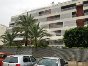 Una imagen del humo que salía de un bajo del edificio Ikebana, en la avenida Vuit d'Agost.