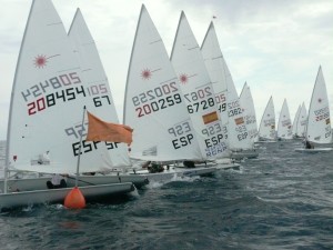 Una competición de Láser Radial disputada en aguas de Ibiza.