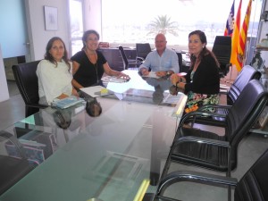 Imatge de la reunió entre els representants de la Fundació Deixalles i l'Ajuntament de Sant Antoni.