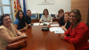 La delegada de Educación, Margalida Ferrer, con los responsables del colegio de Can Boned.