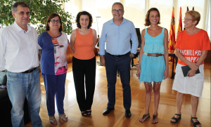 Lola Guirao, a la derecha, durante la visita de la consellera Fina Santiago.