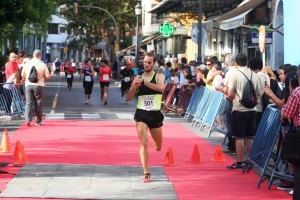 Óscar Santos se impuso por primera vez en la Mini Marató Toni Costa Balanzat. Fotos: C. V.