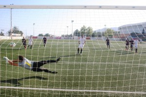 Molondro, portero del Poblense, detuvo el penalti a Borja Pando en el minuto 31. Fotos: C. V.