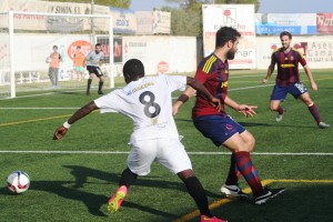 Winde rompe la cintura a un defensa del Poblense.