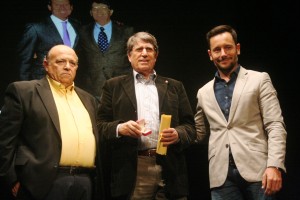 José María Odriozola, junto a Toni Roig y al alcalde de Vila, Rafa Ruiz.