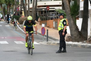 Un triatleta a punto de finalizar el ciclismo.