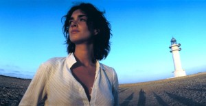 Paz Vega (Lucía) con el faro de Cap de Barbaria de fondo.