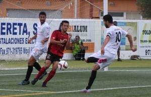 Borja Pando, en la imagen durante el derbi ante el Formentera, será baja por sanción.