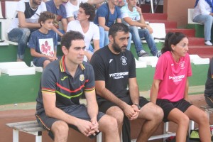 Dani Mori, entrenador de la Peña Deportiva, momentos antes del inicio del partido. Fotos: C. V.