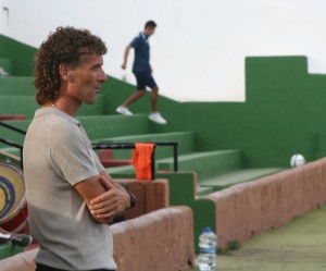 Luis Elcacho, entrenador del Formentera, durante el derbi de Santa Eulària. Foto: C. V.