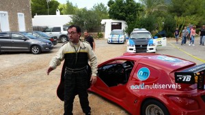 Arrabal, nada más bajar del coche tras ganar la carrera