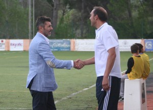 Román, a la izquierda, saluda al técnico rival en un partido de Liga