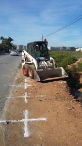 Un operario realizando los trabajos previos para la instalación de los pilotes.