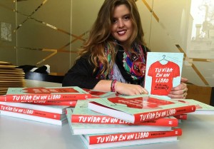 Rebecca Beltrán, junto a varios ejemplares de su obra 'Tu vida en un libro".