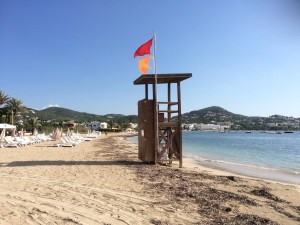 La bandera roja ya ondea en Talamanca y prohíbe el baño, mientras que la naranja advierte de que el servicio de vigilancia es más reducido.