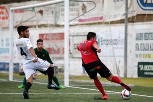 Doménech, jugador del Formentera, durante el derbi ante la Peña Deportiva.