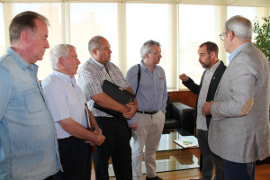 Vicent Torres y Miquel Vericad junto a la asociación de vecinos y empresarios de Talamanca.