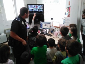 Los más pequeños visitaron el retén de Policía de Sant Antoni. 