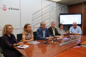 El president Vicent Torres amb tots els regidors de Turisme dels ajuntaments.