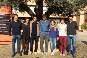 Carlos Gonyalons, director general de Deportes y Juventud, junto a varios deportistas.