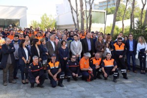 Los voluntarios de Protección Civil junto a los representantes políticos en el acto.