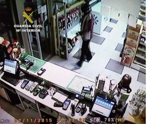 El atracador con el pasamontañas, tomado por la cámaras de la gasolinera del polígono Montecristo, cuando intentó cometer el robo. 