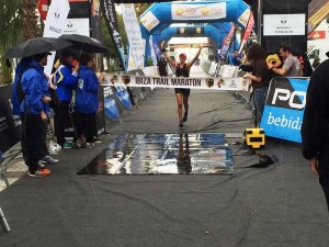 Sabina Corral , bajo la lluvia, fue la ganadora en la categoría femenina del Ibiza Trail Maratón.