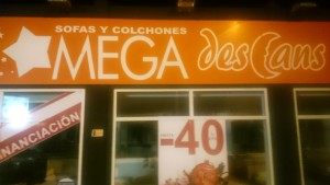 Fachada de la tienda Mega Descans en la avenida de Sant Josep de sa Talaia.