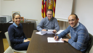 La firma del convenio entre Sant Josep y la Associació de Esclerosis Múltiple de Ibiza y Formentera.