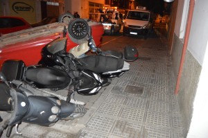 Imagen de uno de los accidentes que ha ocurrido este puente. En este caso el vehículo quedó volcado en la calle Madrid, tras arrollar coches y motos estacionados. 