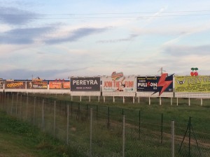 Las vallas en las carretera del aeropuerto.