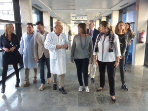 Marga Cardona, a la izquierda y vestida de negro, con la presidenta del Govern, Francina Armengol, en una visita al hospital de Can Misses.