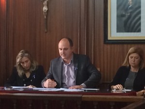 El alcalde de Santa Eulària, Vicent Marí, junto a las tenientes de alcalde Carmen Ferrer y Anna Costa. 