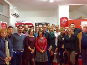 Sofía Hernanz y Simón Planells con las juventudes socialistas de Santa Eulària.