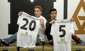 Alejandro Medina, a la izquierda, durante su presentación con el equipo.