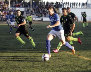 Luque conduce el balón en un lance del partido