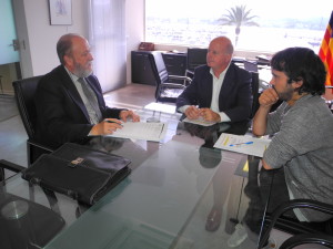 La reunión mantenida por el alcalde José Tur con el director general de Costas, Gabriel Pastor, y a la que asistió también el concejal Pablo Valdés. 