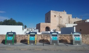 Una bateria de contenidors a Formentera.