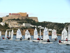 Una regata de la clase Optimist.