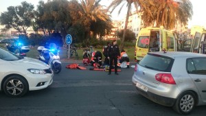 El personal de emergencias médicas atiende a las accidentadas. 