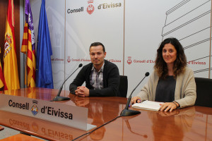 El director insular de Deportes, Fernando Gómez, y Elena Miragall.