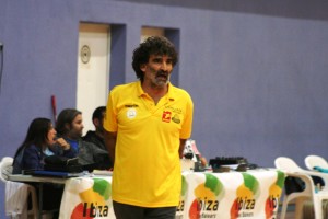 Toni Corona, entrenador del Ushuaïa, da instrucciones a sus jugadores durante el partido.