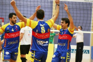 Bruque, Ronchi y Borges celebran el último punto del partido ante el CV Mediterráneo.