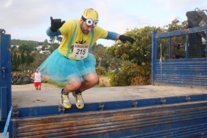 Otro de los participantes durante la carrera de obstáculos disputada en Sant Carles.