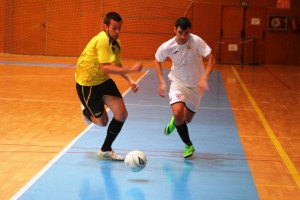 Toni Rosselló intenta marcharse de un contrario durante el partido ante el Salou. Fotos: C. V.