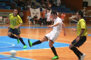 Toni Rosselló, jugador de la Peña FS, dispara a puerta en el partido ante el Salou.