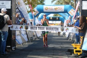 Indre Barkute celebra su victoria en los 10 kilómetros.