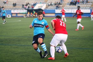 Adrián Cardona pelea por el balón con el defensa del CD Ibiza Ricky Montaño.