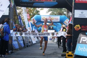 El atleta italiano Franco Collé celebra su victoria en la Ibiza Trail Maratón. Fotos: C. V.