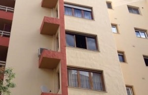 Imagen de una de las ventanas del piso afectado por el incendio